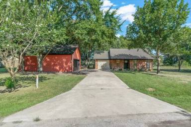 Main picture of 910 Willow Dr