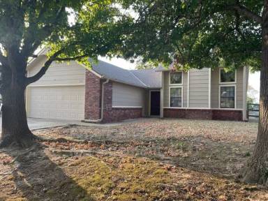 Main picture of 712 W 119th Pl S