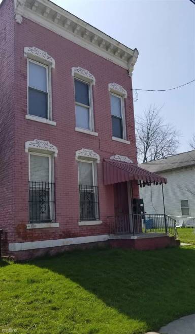 Main picture of 1322 N Michigan St