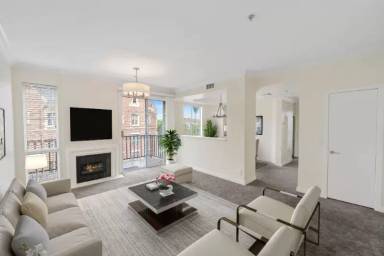 Main picture of 585 N Rossmore Ave