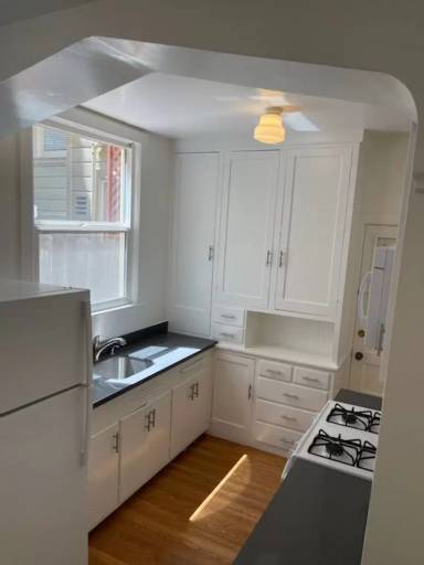 Main picture of 900 Bay St