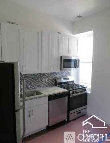 Main picture of 1656 W Erie St