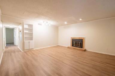 Main picture of 2401 Leon St