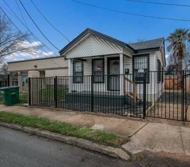 Main picture of 325 S Hackberry St