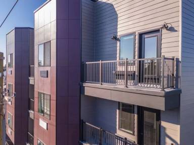 Main picture of 4550 Mitchell St