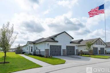 Main picture of Mansions at Oak Point