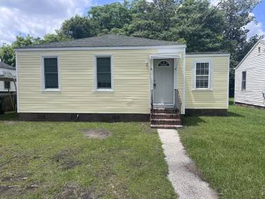 Main picture of 2704 E Surrey Dr