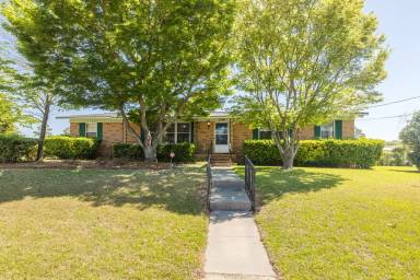 Main picture of 240 Maywood Dr