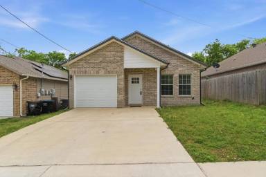 Main picture of 2211 Henry St