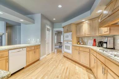 Main picture of 1646 N Chaucer Way