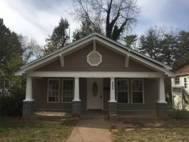 Main picture of 225 E End Ave