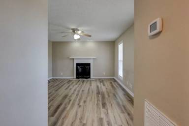Main picture of 1300 Meredith Way