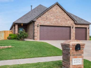 Main picture of 2202 SW Oxford Dr