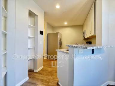 Main picture of 207 E 4th St