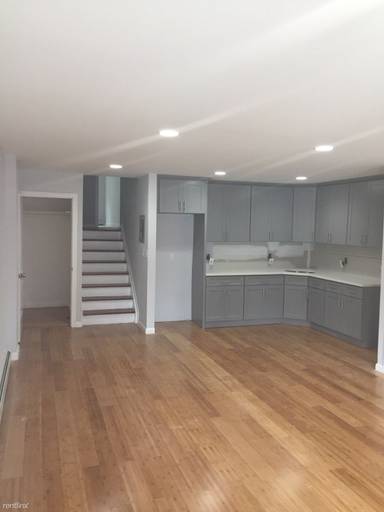 Main picture of 712 E 214th St