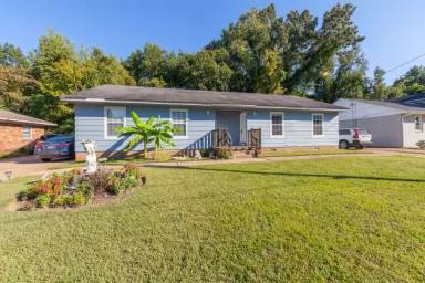 Main picture of 30 Carolane Dr
