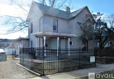 Main picture of 105 W Vine St