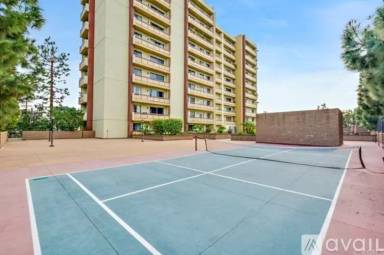 Main picture of 321 S San Vicente Blvd