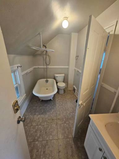 Main picture of 915 Davis Ave NW