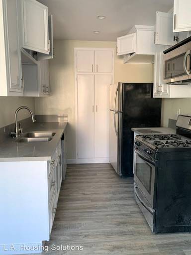 Main picture of 105 S Hayworth Ave