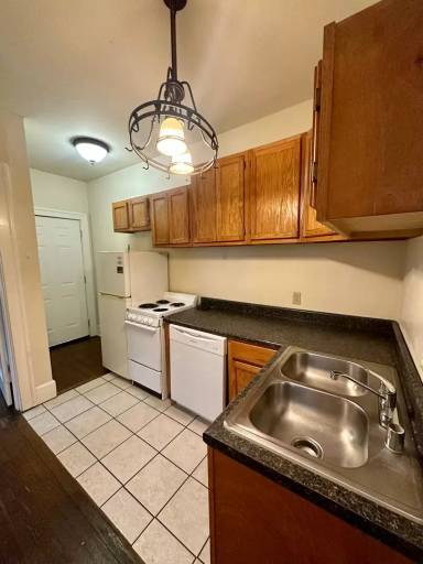 Main picture of 858 S Broadway
