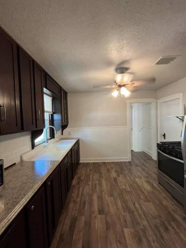 Main picture of 866 W Pacific Ave
