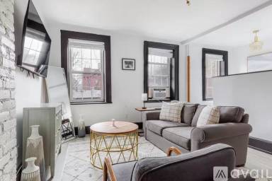 Main picture of 333 W 11th St