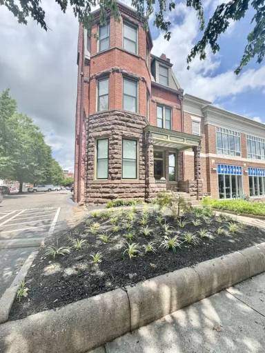 Main picture of 18 W Franklin St
