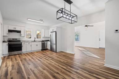 Main picture of 1860 Calmes St