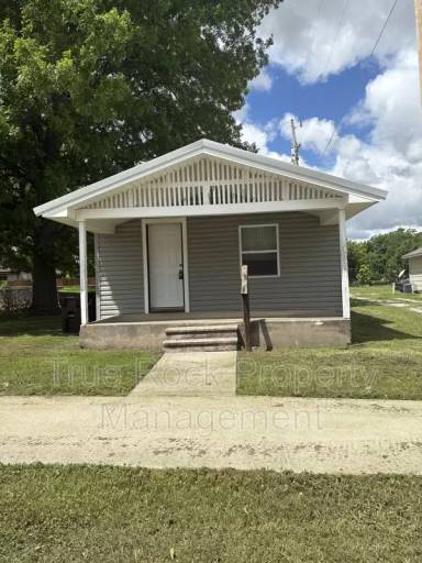 Main picture of 321 S Oak Ave