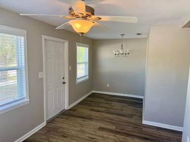 Main picture of 601 McLennan St