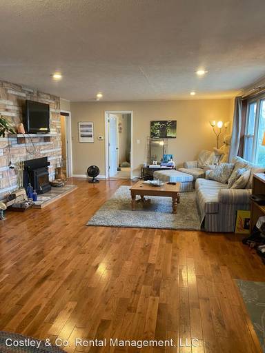 Main picture of 120 E Dixie St