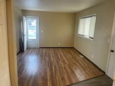 Main picture of 907 Parkway Ct