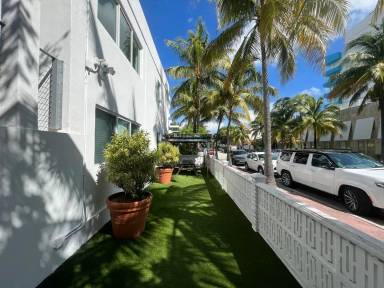 Main picture of 220 Collins Ave