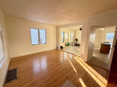 Main picture of 923 Baxter Ave