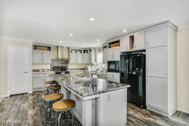 Main picture of 300 W Albert St