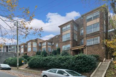 Main picture of 2305 Arlington Cres