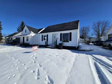 Main picture of 4445 E 154th St