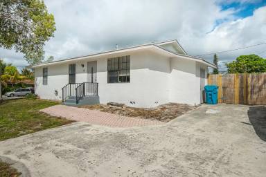 Main picture of 10 E Gateway Blvd