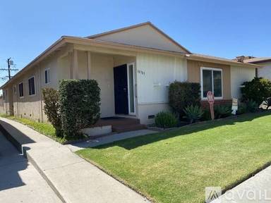 Main picture of 10703 S Van Ness Ave