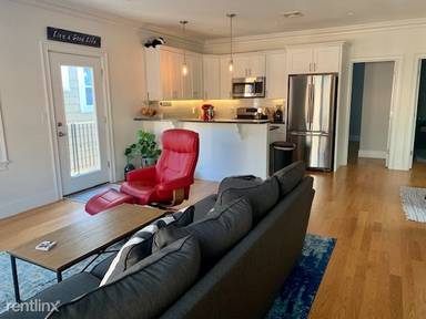 Main picture of 217 W 2nd St