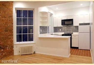 Main picture of 240 E 21st St