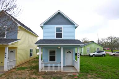 Main picture of 921 N Avenue C