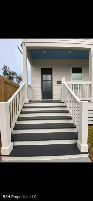 Main picture of 2051 N Tonti St