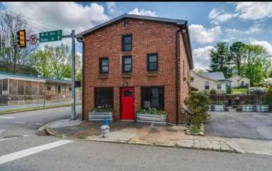 Main picture of 401 W Main St