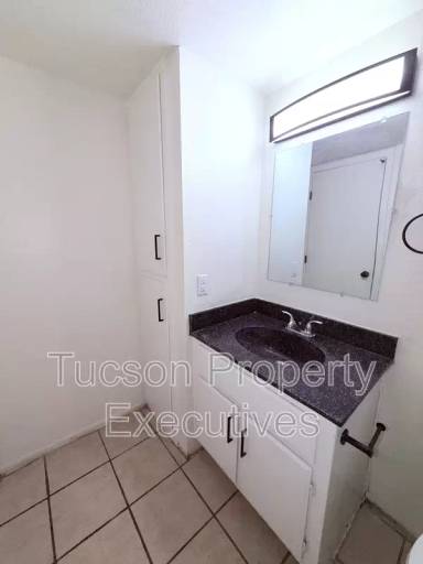 Main picture of 319 E Mohave Rd