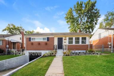 Main picture of 993 Vacationland Dr