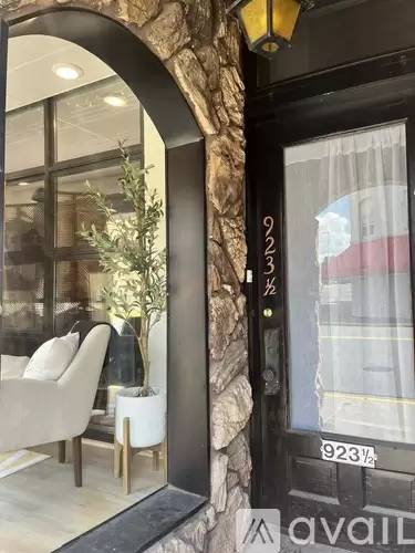 Main picture of 923 E Main St