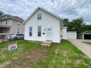 Main picture of 906 W 10th St
