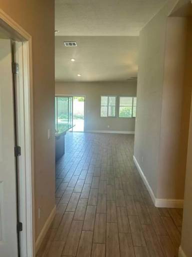 Main picture of 3439 E Laurel Ave